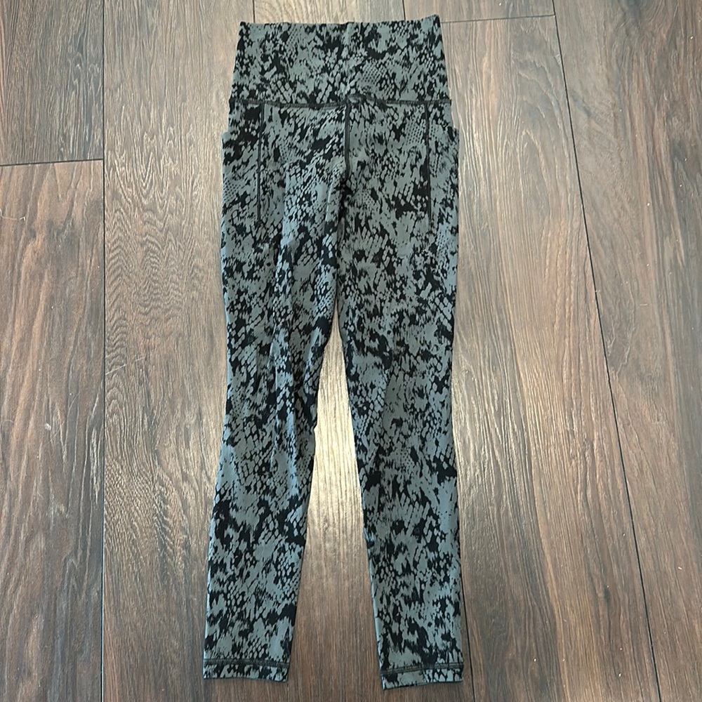Athleta Salutation Stash Pocket II Printed 7/8 Legging. Size XXS.
